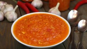 Как сделать аджику из помидоров и перца на зиму: пошаговый рецепт приготовления в домашних условиях